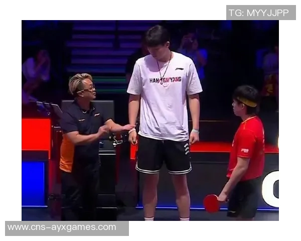 杨瀚森亲临WTT现场助威王楚钦比赛展现友谊与激情